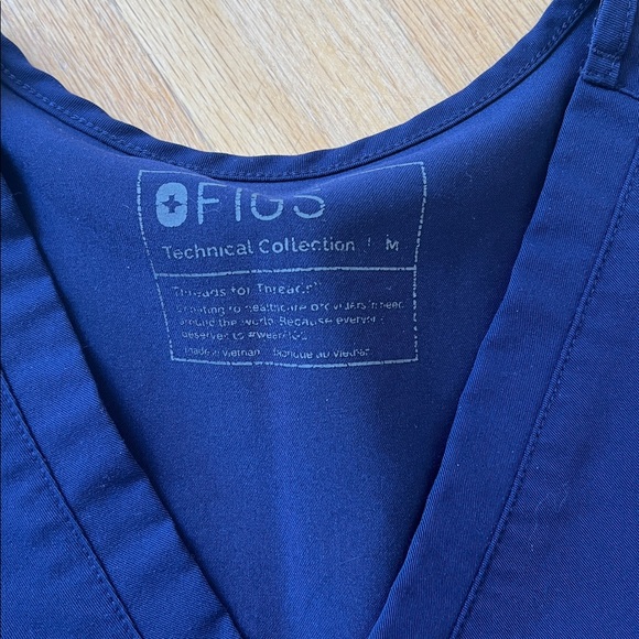 *set of 2* Figs Catarina one pocket scrub top - Picture 3 of 4